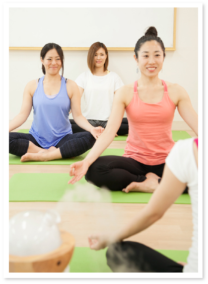 アロマヨガインストラクターコース｜ヨガインストラクター資格・ピラティスインストラクター資格取得ならＪＯＴヨガ・ピラティスカレッジ、ヨガスタジオ